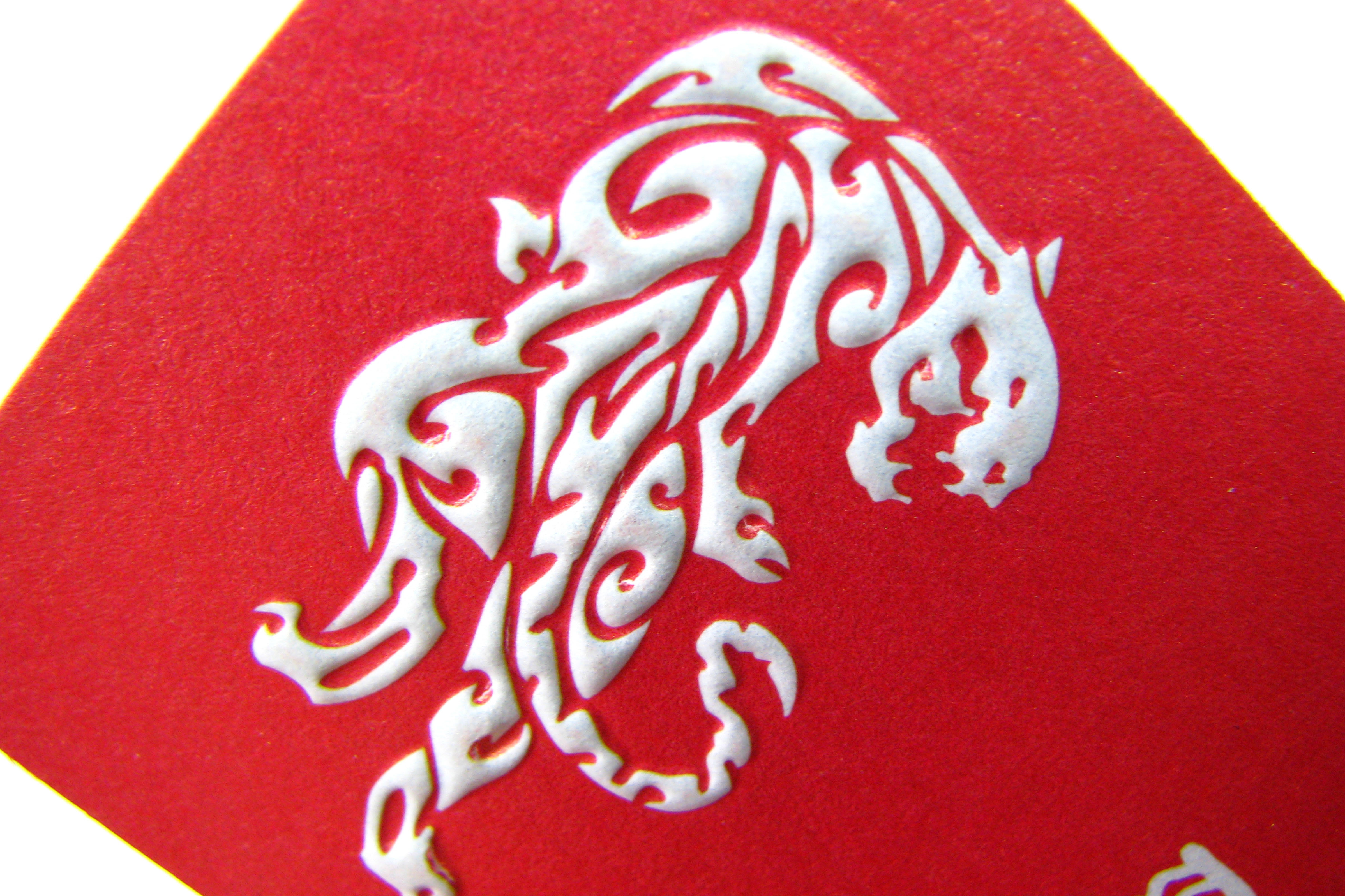 LOGO設計和名片設計往往是品牌推廣的重點,提取LOGO的元素,如顏色、符號等,讓名片設計和LOGO設計產生呼應,使設計更為整體,同時也為之後的企業識別系統(CIS)提供延續,其實不只是名片,其他例如DM設計、型錄設計、菜單設計等視覺平面設計也常採用這種做法,帶給品牌設計更多的可能性。